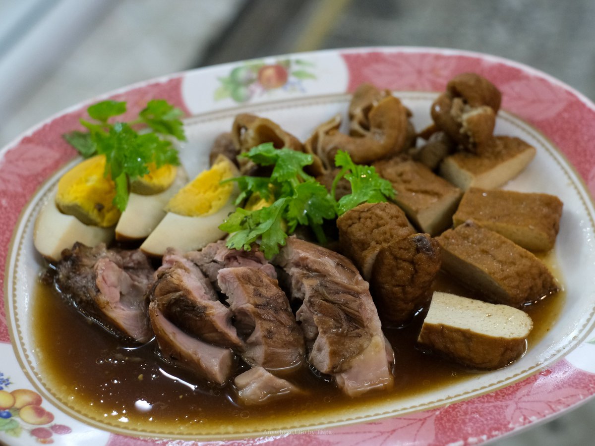 "ร้านกิม ข้าวต้มปริญญา" อ.เมือง จ.ตรัง
เปิด-ปิด 17:30–22:30 เปิดทุกวัน

ไปตั้งแต่ร้านเปิด รอโต๊ะประมาณ 10 นาที ซุปเยื่อไผ่ ยำไส้ตัน รวมพะโล้ อร่อยมากกก และอิ่มมาก สั่งไป 6-7 อย่าง รวมๆ 845 บาท ถือว่าไม่แพงเลย อร่อยยอีก!!!
<a href="/aroii/">@aroii บอกต่อ</a> 
<a href="/ReviewAroii/">รีวิวอร่อย</a> 
<a href="/Kin24hrs/">กิน24ชั่วโมง</a> 
<a href="/hungrybearrrr/">หมีหิว - รีวิว🐻‍❄️</a>