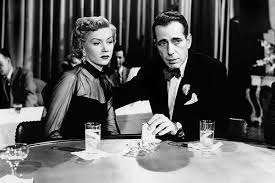 merlinpapin3's tweet photo. .@FredOL69007 #DéfiCinéClassique2024Décembre (Humphrey Bogart ) avec le film #LeViolent (In a Lonely Place) de Nicholas Ray (1950) avec Humphrey Bogart Gloria Grahame Frank Lovejoy Jeff Donnell Ruth Warren Carl Benton Reid Jack Reynolds Robert Warwick Hadda Brooks
Dixon "Dix" Steele est un scénariste de film hollywoodien en panne d'inspiration et qui n'a pas connu de succès depuis avant la fin de la Seconde Guerre mondiale. Alors qu'il est en route pour rencontrer son agent, Mel Lippman, le tempérament explosif de Dix se révèle lorsque, à un feu rouge, il a une altercation avec un autre automobiliste, lequel prend la fuite devant l'attitude menaçante de Dix. En rencontrant Mel dans une boîte de nuit, celui-ci lui propose d'adapter un roman pour un film.
La fille du vestiaire, Mildred Atkinson, est absorbée par la lecture du livre destiné à Dix et comme il ne lui reste que quelques pages avant la fin, elle lui demande de ne le reprendre qu'en partant. Dix prétend être trop fatigué pour lire le roman et demande alors à Mildred de l'accompagner chez lui pour lui décrire l'intrigue. En entrant dans la cour de sa résidence, ils croisent une nouvelle locataire, Laurel Gray.
Le Violent (In a Lonely Place) est un chef-d'œuvre sombre et complexe qui transcende les codes du film noir pour s'aventurer dans une réflexion psychologique et sociale. Nicholas Ray nous plonge dans une atmosphère oppressante où les ombres du crime et de la violence masculine se mêlent aux désillusions du milieu hollywoodien.
Le film suit Dixon Steele (Humphrey Bogart), un scénariste cynique et en perte de vitesse, connu pour son tempérament explosif. Lorsqu'une jeune femme qu'il a brièvement rencontrée est assassinée, Steele devient le principal suspect. Mais le véritable mystère dépasse la question de sa culpabilité : le film explore si cet homme, en proie à ses démons, est capable de contenir sa violence ou s'il finira par céder à ses pulsions destructrices.
Bogart, dans l’un de ses rôles les plus ambigus, offre une performance magistrale. Dixon n’est pas le héros romantique classique du film noir ; c’est un personnage complexe, fascinant et dérangeant. Tour à tour charmeur, vulnérable et terrifiant, il incarne l’image de l’homme brisé par son milieu et son propre caractère. L’acteur joue avec une intensité brute, laissant transparaître un homme qui ne contrôle ni ses nerfs ni ses émotions.
Face à lui, Gloria Grahame, dans le rôle de Laurel Gray, est bien plus qu’un simple objet de désir. Elle incarne une femme moderne, indépendante, mais piégée dans une relation toxique. Sa relation avec Steele, d’abord empreinte de tendresse et de compréhension, devient progressivement un champ de tensions où la peur et le doute s’immiscent. Laurel, comme le spectateur, oscille entre amour et terreur, entre la volonté d’aider Steele et la crainte qu’il ne la détruise.
Le décor hollywoodien est loin des paillettes et des rêves : Ray dépeint un univers où les créateurs d’histoires sont eux-mêmes hantés par leurs propres tragédies. Cette mise en abyme confère au film une résonance particulière, où la frontière entre fiction et réalité s’efface.
Loin de se contenter d’un simple récit de polar, Nicholas Ray signe une œuvre qui interroge la masculinité toxique, les violences faites aux femmes et la fragilité des relations humaines. L’atmosphère tendue, magnifiée par une mise en scène précise et un usage remarquable des éclairages, enferme le spectateur dans un huis clos émotionnel presque insoutenable.
Le Violent est une œuvre bouleversante et intemporelle. Elle ne cherche pas à résoudre le mystère de son crime autant qu’à explorer celui de l’âme humaine, révélant un univers où la noirceur des personnages dépasse celle des faits.