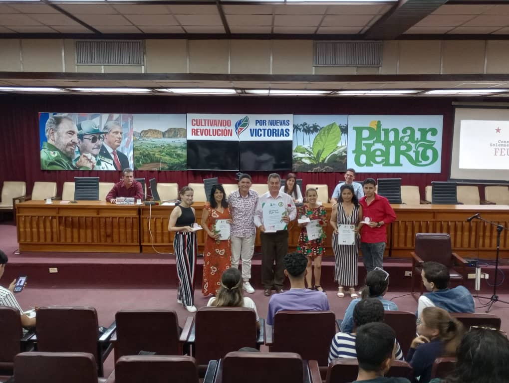 EcoUpr's tweet photo. Estudiantes y profesores de nuestra facultad recibieron varios reconocimientos en el Consejo Solemne de la FEU. La propia Facultad revivió el distinción Rafael Trejo por su apoyo incondicional a la FEU. https://t.co/ERR6rFccEh