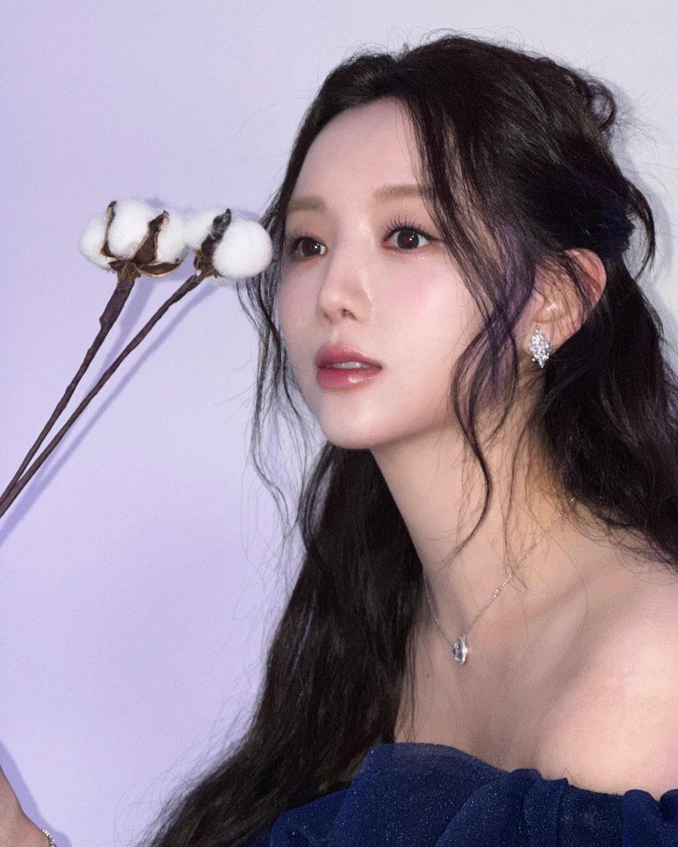 LvlzEnthusiast's tweet photo. [241218] 🌸 📸 _flower_kei Instagram update

"D-1 ❄️ Would you like to listen to my fairy tale story? #Winter_Garden"

#Lovelyz #러블리즈 #Kei #KimJiyeon #EL7ZUP #엘즈업 #케이  #김지연