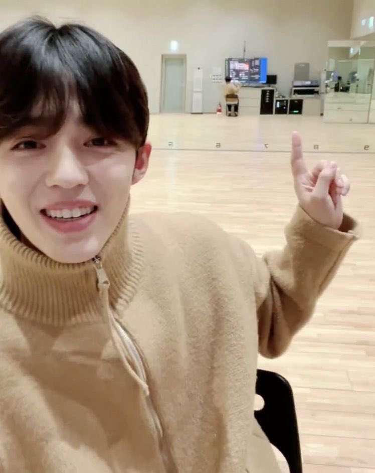 cscthnkr's tweet photo. he found a tiny scoups https://t.co/p18B7kOQAM