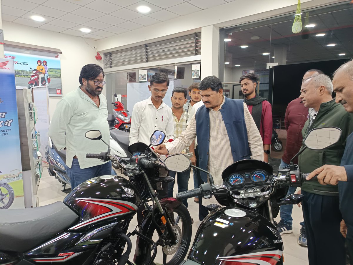 AbvpBeed's tweet photo. आनंदाची बातमी-अभाविप बीड शाखेने आज दोन दुचाकी(HONDA SHINE 125) वाहनांची खरेदी केली.यावेळी सहकार भारतीचे राष्ट्रीय संघटन मंत्री श्री. संजय जी पाचपौर, अभाविप राष्ट्रीय कार्यकारिणी विशेष निमंत्रित सदस्य प्रा.डॉ. सारंग जोशी,देवगिरी प्रदेश अध्यक्ष प्रा.डॉ. सचिन कंदले, https://t.co/cdLwic5dVu