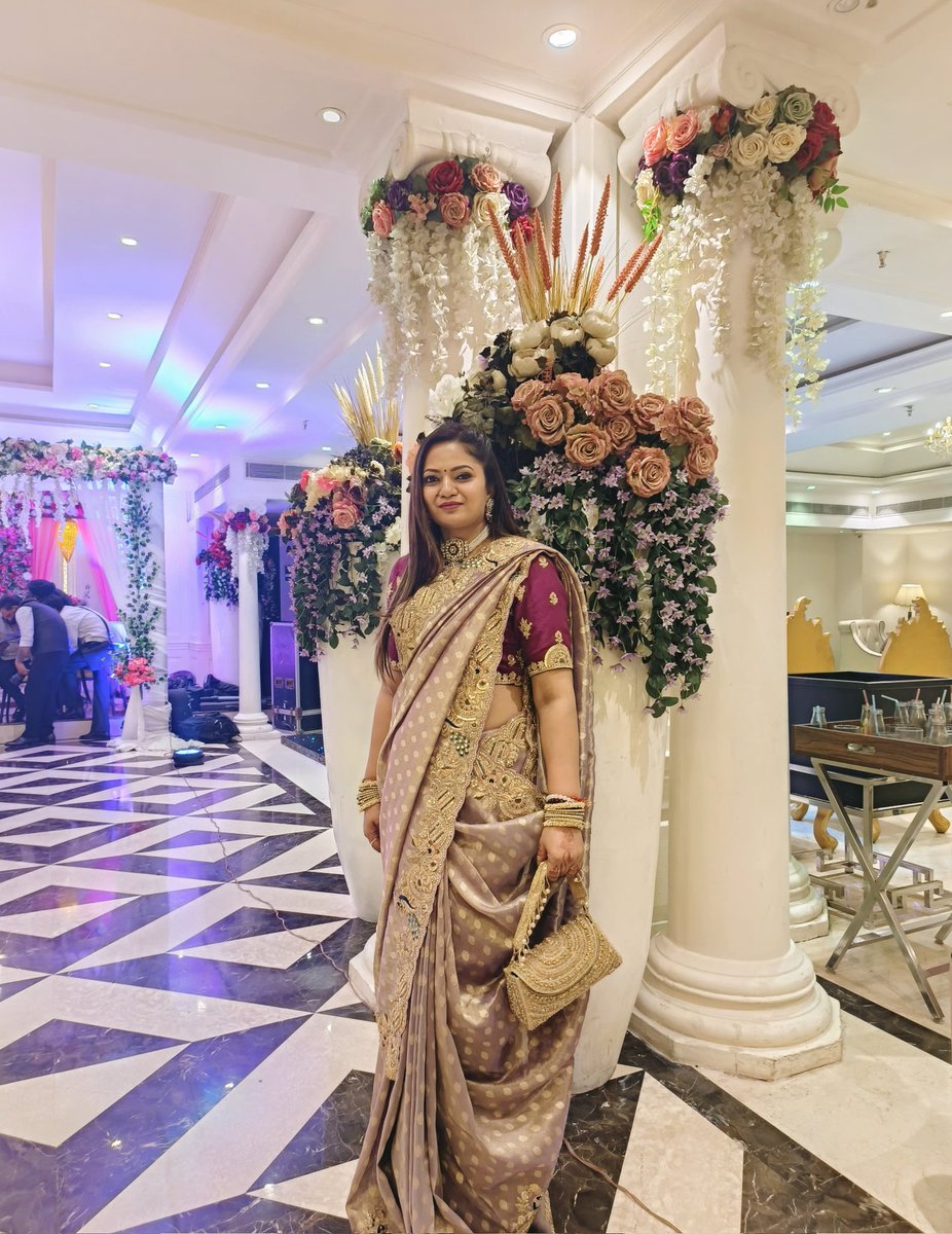 GurpreetTheGirl's tweet photo. Why change? Everyone has their own style. When you have found it, you should stick to it.
#saree #sareeaddict #sareelover #sareelove #sareelovers #sareefashion #sareestyle #traditional #traditionalwear #drape #drapeinstyle #shaadiseason #shaadi #shaadisaga #sari https://t.co/IdZ53YAzOs