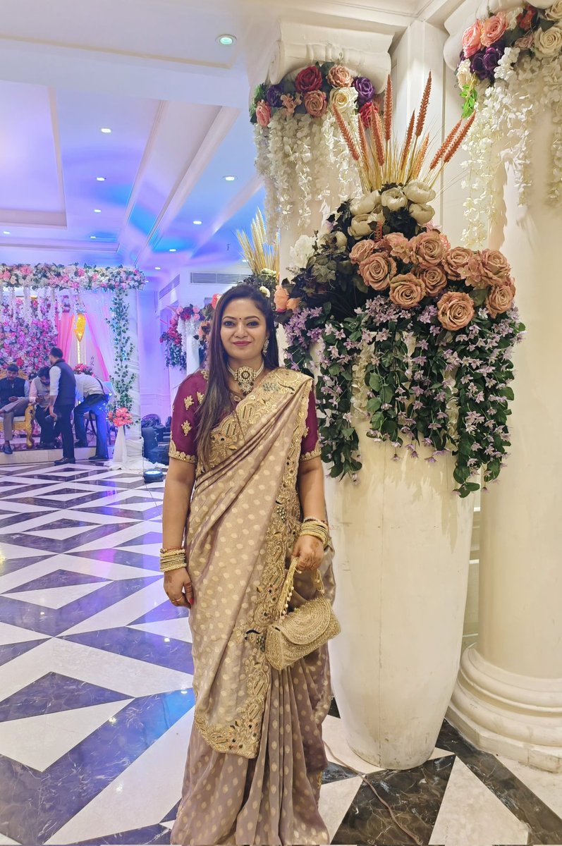 GurpreetTheGirl's tweet photo. Why change? Everyone has their own style. When you have found it, you should stick to it.
#saree #sareeaddict #sareelover #sareelove #sareelovers #sareefashion #sareestyle #traditional #traditionalwear #drape #drapeinstyle #shaadiseason #shaadi #shaadisaga #sari https://t.co/IdZ53YAzOs