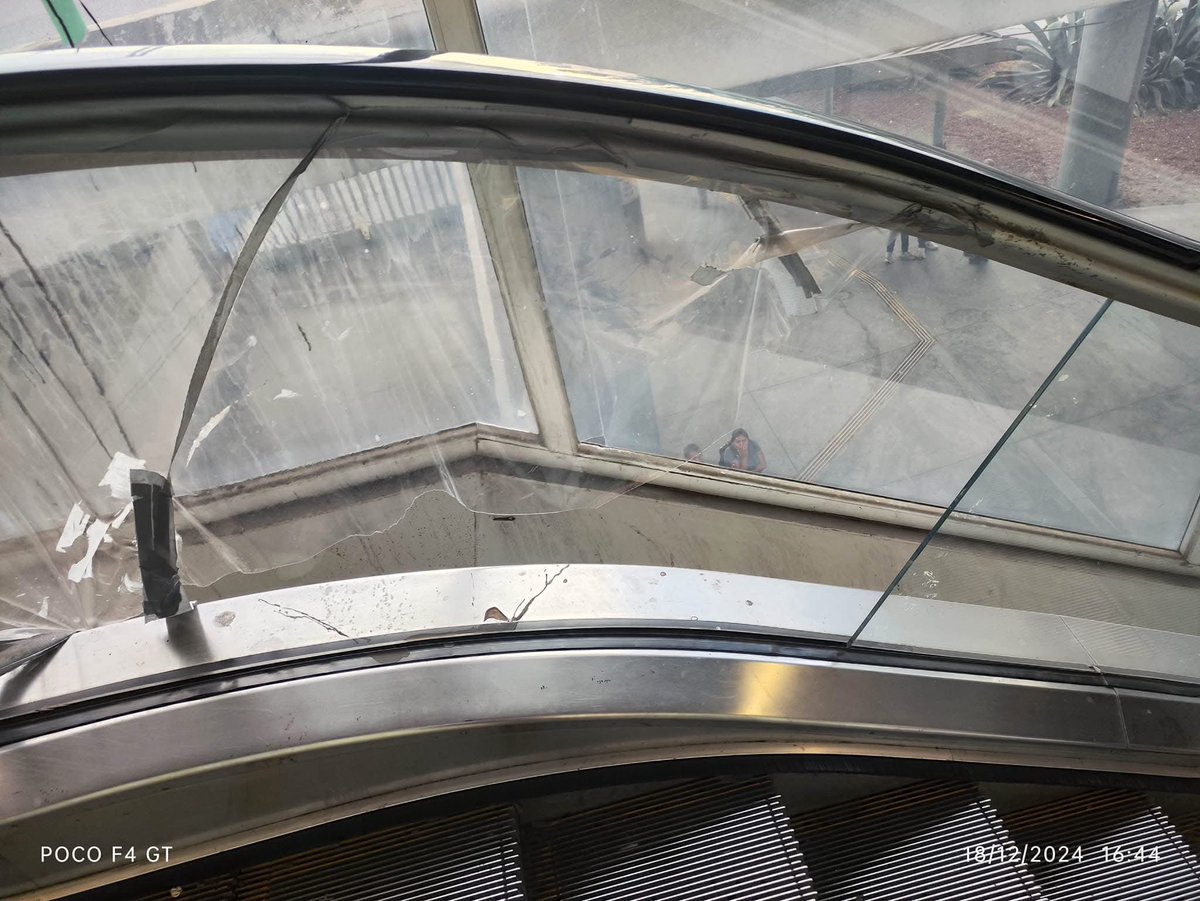 #INDIGNANTE Niña sufrió accidente en la estación Periférico Oriente del #MetroCDMX, ya que no había cristal, ni señalamiento que lo advirtiera.

En redes sociales mencionan que perdió la vida.

Y se supone que Claudia Sheinbaum invirtió 2,495 millones en 2023 para esa línea.