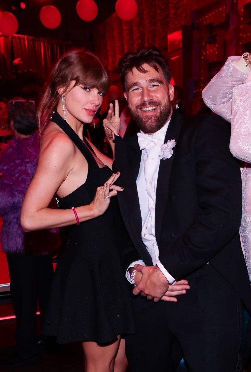 tscrazier's tweet photo. taylor writing “every breath feels like rarest air when you’re not sure if he wants to be there” and now taylor has a man planning a huge surprise party celebrating HER and dressing up in a top hat to make her happy im soooo 🥹💖 https://t.co/oCIk6TpmtC