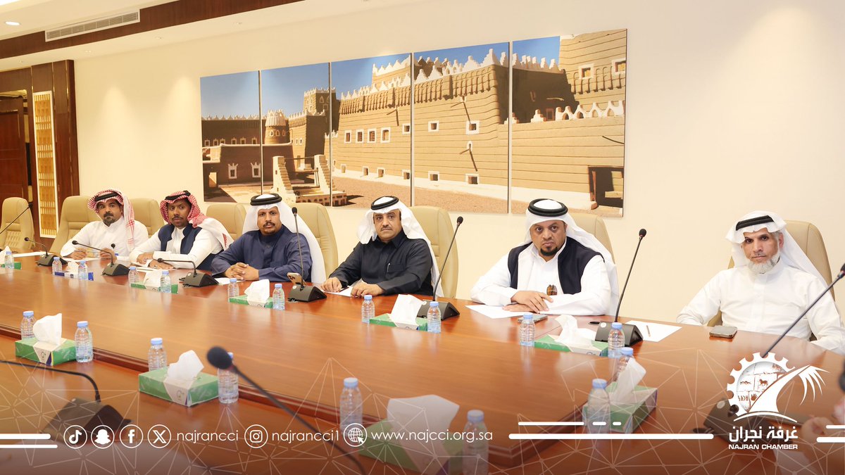 عُقد اليوم الاجتماع الأول للجنة الرياضية بـ #غرفة_نجران، حيث جرى خلال الاجتماع اختيار أ. محمد بن صالح الصقور رئيساً للجنة بالتزكية 
واختيار أ. حسين بن صالح آل خريم نائباً لرئيس اللجنة بالتزكية.
كما تم خلال الاجتماع الاطلاع على رسالة اللجنة ورؤيتها وأهدافها وعرض ومناقشة  الخطة