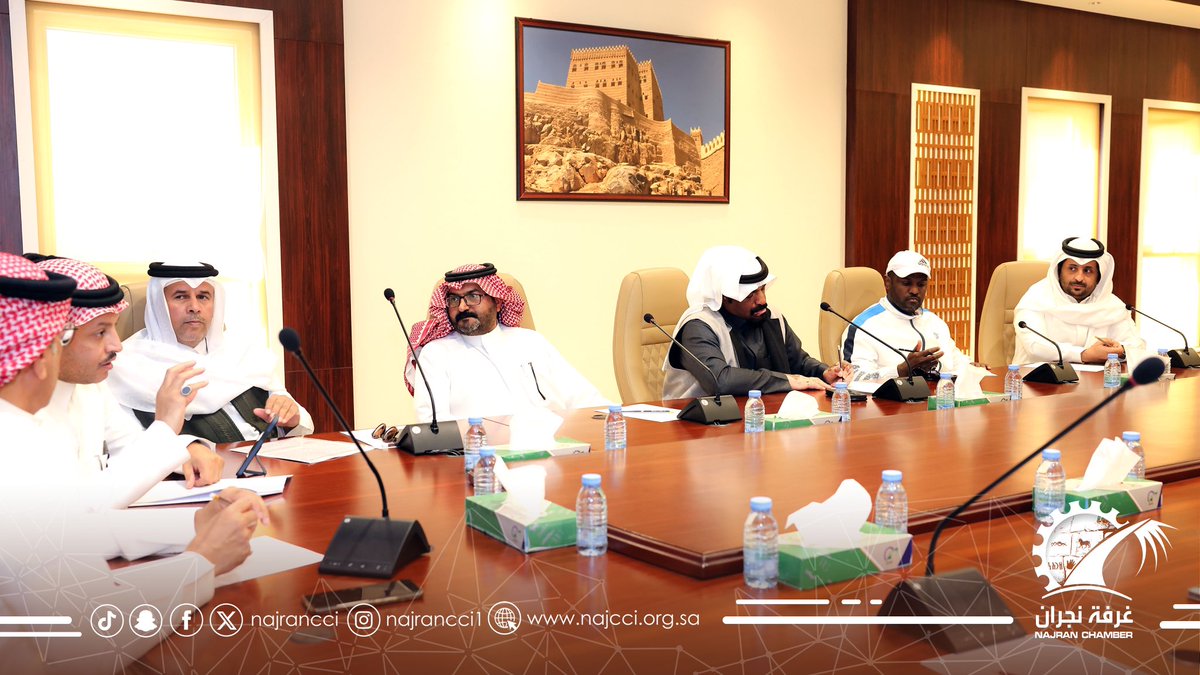 najrancci's tweet photo. عُقد اليوم الاجتماع الأول للجنة الرياضية بـ #غرفة_نجران، حيث جرى خلال الاجتماع اختيار أ. محمد بن صالح الصقور رئيساً للجنة بالتزكية 
واختيار أ. حسين بن صالح آل خريم نائباً لرئيس اللجنة بالتزكية.
كما تم خلال الاجتماع الاطلاع على رسالة اللجنة ورؤيتها وأهدافها وعرض ومناقشة  الخطة التنفيذية لاعمالها للعام 2025. وستعمل اللجنة في دعم القطاع الرياضي في شتى الالعاب بالمنطقة والمساهمة في رفع مستوى الوعي بأهمية الرياضة للمجتمع المحلي.
#نجران #نجران_الان