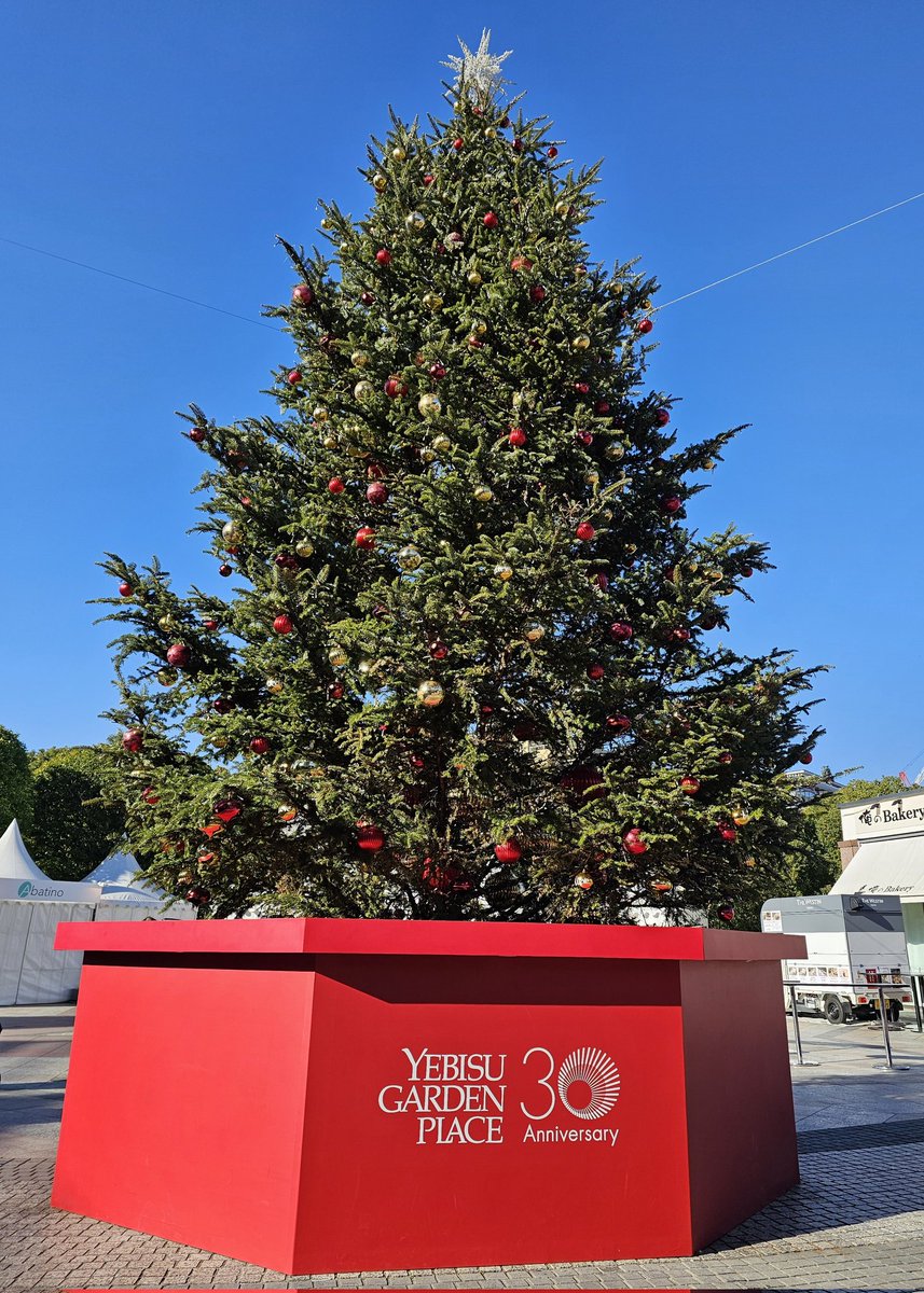 恵比寿ガーデンプレイスに来ております。
Christmas Treeをみて…
改めて…
30年の月日が過ぎた事に…
『成田社長が健在だったら、成プロ企画30周年かぁー』

こんなに良い天気なのに…
少し悲しい😢