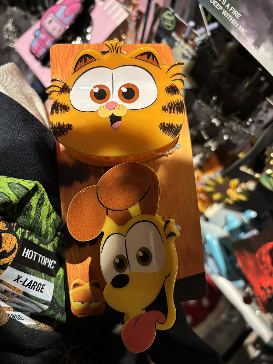 shishitakee's tweet photo. Garfield’s back hurts from carrying our economy https://t.co/HaqNFgqJvN