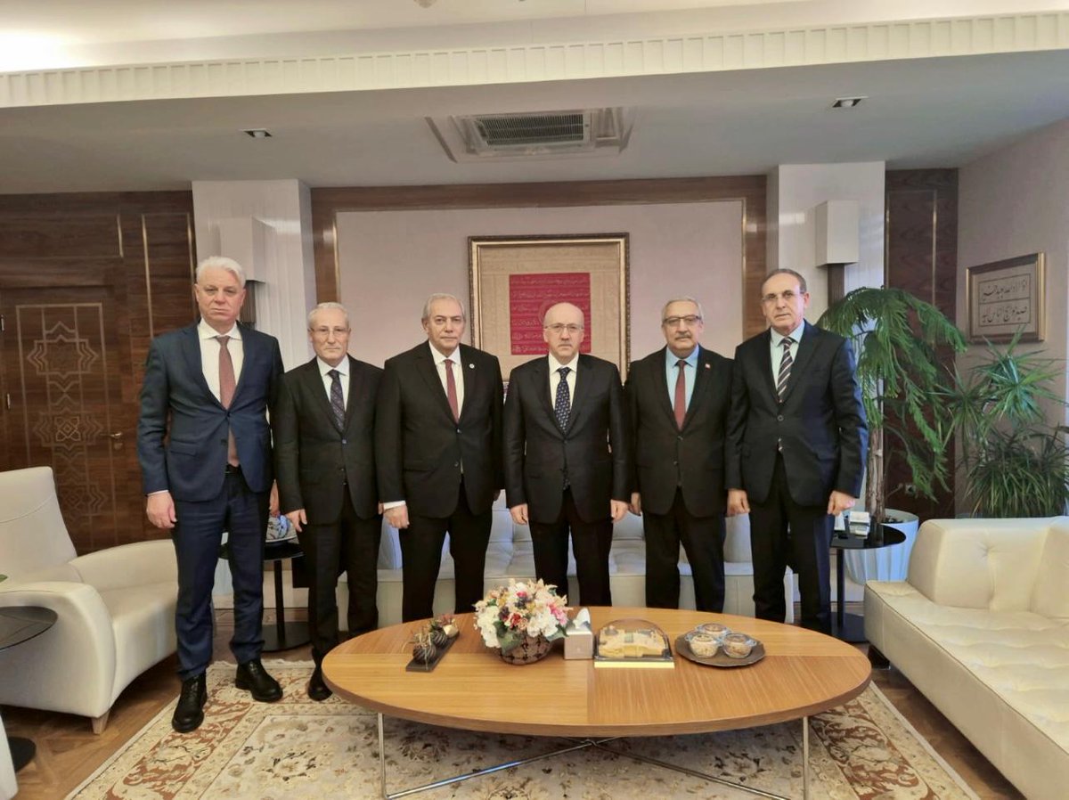 izmgmd's tweet photo. Gümrük Müşavirliği ve Yetkilendirilmiş Gümrük Müşavirliği Asgari Ücret Tarifeleri ile ilgili taleplerimizin görüşülmesine yönelik olarak, Ticaret Bakanımız Sayın Prof. Dr. Ömer BOLAT himayelerinde bir toplantı gerçekleştirilmiştir. https://t.co/NiKNQrEUIv
