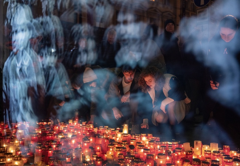 Nejlepší novinářskou fotografií měsíce listopadu je snímek  fotozpravodajky ČTK Michaely Říhové. Zachytila na něm oslavy 17.  listopadu v Praze na Národní třídě. Fotografii vybrala odborná porota <a href="/Czech_Photo_CZ/">Czech Photo</a>, co organizuje i prestižní fotografickou soutěž Czech Press Photo.