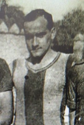 El diumenge 19 de desembre de 1926 el <a href="/FCBbasket/">Barça Basket</a> va jugar el seu primer partit: un amistós contra el Sants al camp dels blanc-i-verds al carrer Galileu (BCN) que s'acabà amb empat. Francesc Cardús (📸) va fer la primera cistella en la història del Barça 🔵🔴🏀