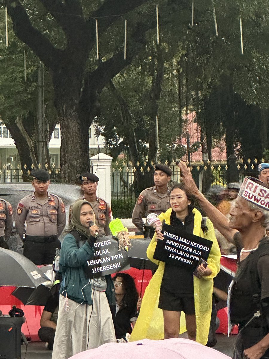 takutbgtsus's tweet image. kpopers ina menolak ppn 12%

#TolakPPN12Persen 
#PajakMencekik