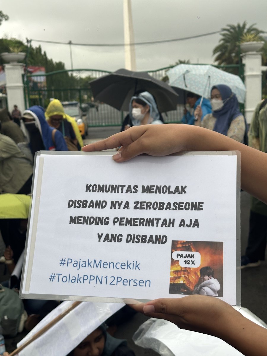 takutbgtsus's tweet image. kpopers ina menolak ppn 12%

#TolakPPN12Persen 
#PajakMencekik