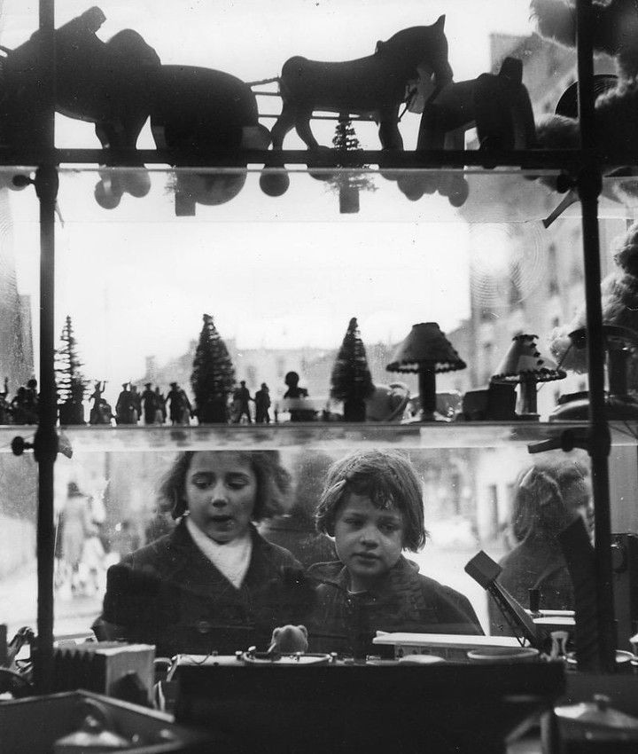 📷 Robert Doisneau. 
Le magasin de jouets
1947. Paris Noël
