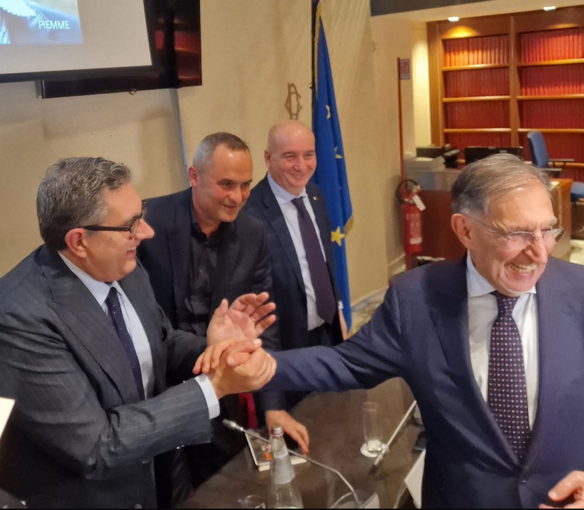 Giovanni Toti
Solo in ItaGlia un patteggiattore per corruzione impropria e finanziamento illecito ai partiti presenta il suo libro alla Camera dei Deputati. E il presidente del Senato La Russa corre per salutarlo
In Italia se non sei un pregiudicato non sei nessuno.
Povera Italia