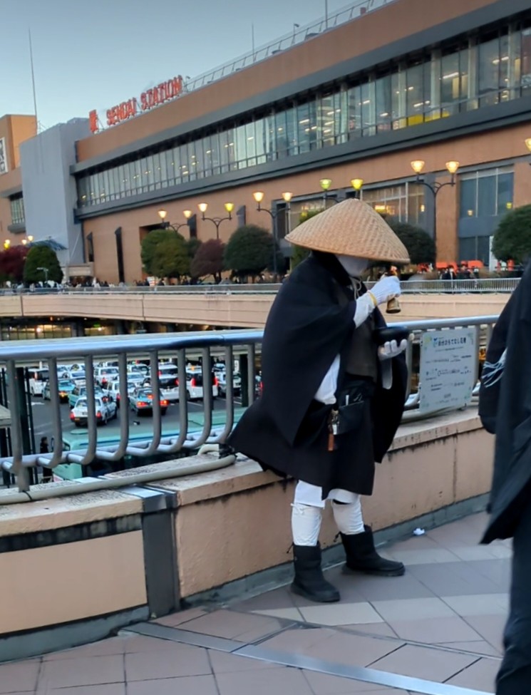 eseBOZU's tweet photo. 托鉢で得た小銭をスーパーで両替するようしつこく要求し暴行に至り逮捕。東松島で隣人トラブルを起こし暴行で逮捕。コンビニで外国人店員の接客態度に激昂しライブ配信により店員を脅迫。
慈愛などなく、とても坊主らしからぬ行為を繰り返す。 https://t.co/rOhzW2dVlQ