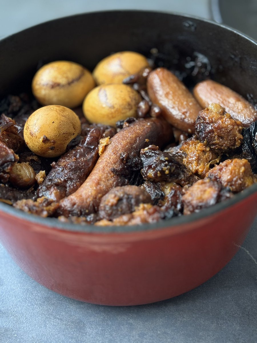 החמין של שמריז - בשבת הקרובה. תתחילו להתארגן. 

ב7 באוקטובר נחטף אלון שמריז מהבית שלו בכפר עזה. 70 ימים הוא שרד בשבי ואפילו הצליחו לברוח, להסתתר, לייצר דגל לבן שכתוב עליו ״הצילו״ מתבלינים, לעשות הכל נכון. 
הוא נהרג מאש כוחותינו ביחד עם יותם חיים וסאמר אל טלאלקה. 
אני נחשפתי אל