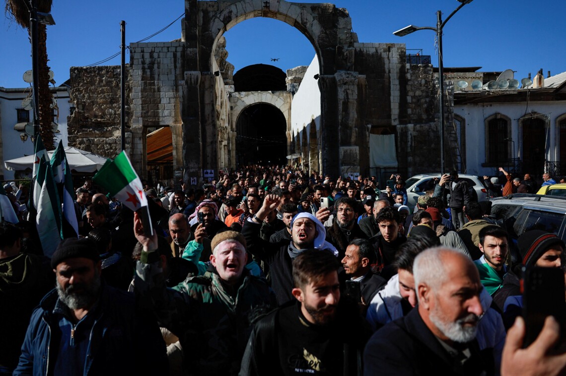 - Du har været i Damaskus en uges tid nu. Hvad tænker du om det hele?

- Hvis du havde spurgt mig for tre uger siden, så var min forventning, at Assads regime, som har taget alle midler i brug - fra giftgas til massakre - selvfølgelig ville kæmpe til det sidste. Det gjorde de