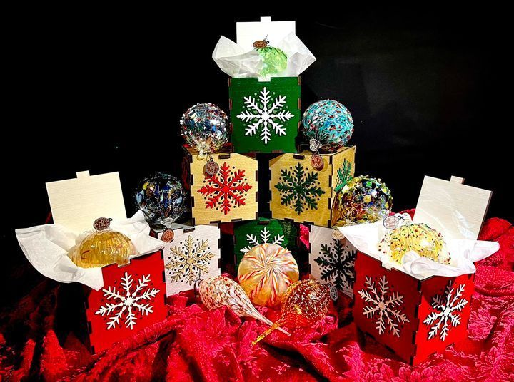 THUNDER_LASER's tweet photo. Christmas pieces by Tom Lockart
Merry Christmas to all of the thunder laser family, and others as well.  I use my 35/100 to supplement my glass business, which means I don’t really use it to make a living, but it really does help expand the creativity and possibilities. https://t.co/7qyb4bmaB0
