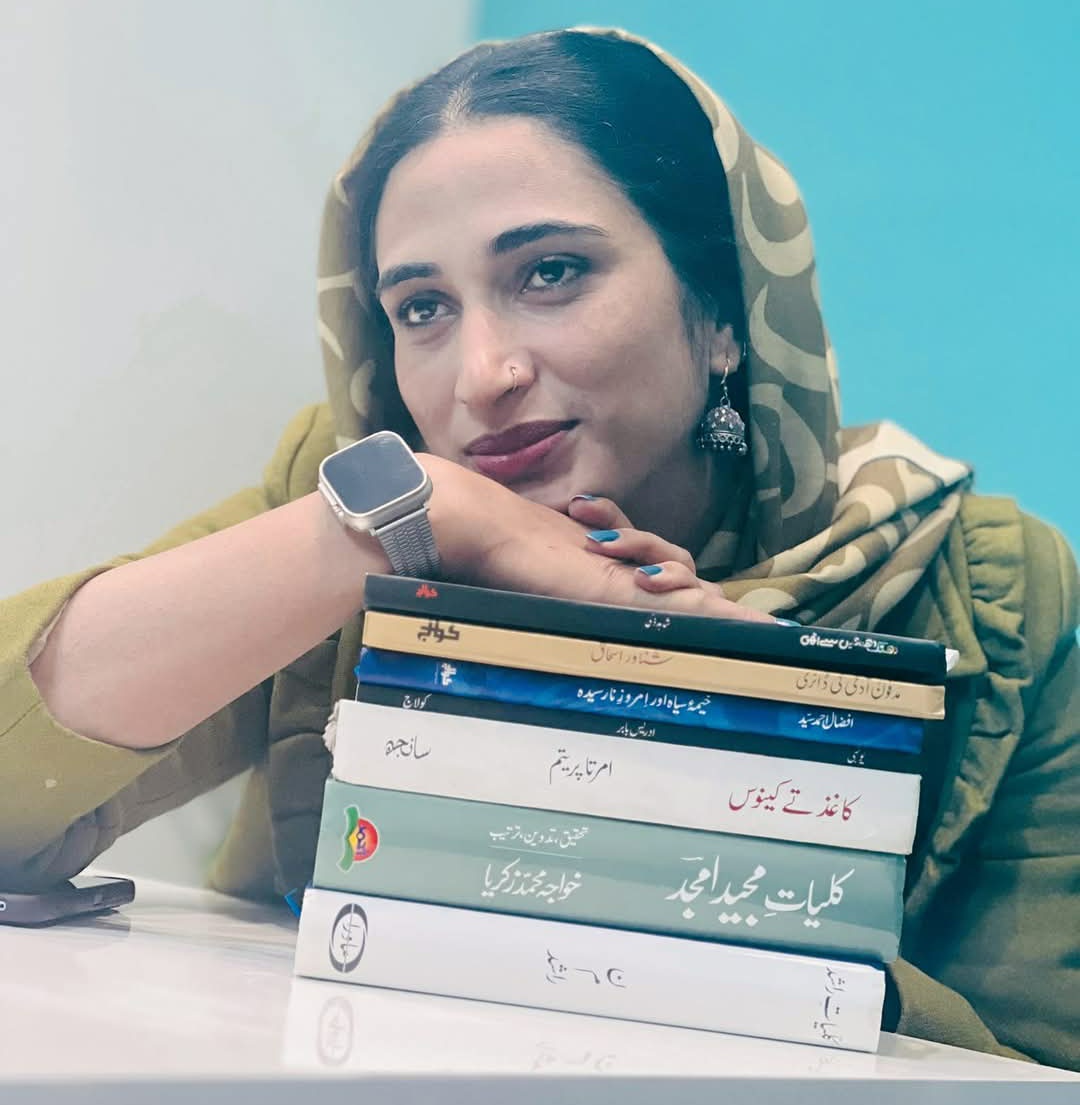 QAnotes's tweet image. ” جو عورت اپنے سِنگھار کے پیسوں سے کتابیں خریدتی ہے اور پڑھتی ہے وہ معاشرے میں عظیم لوگوں کو جنم دیتی ہے۔ “