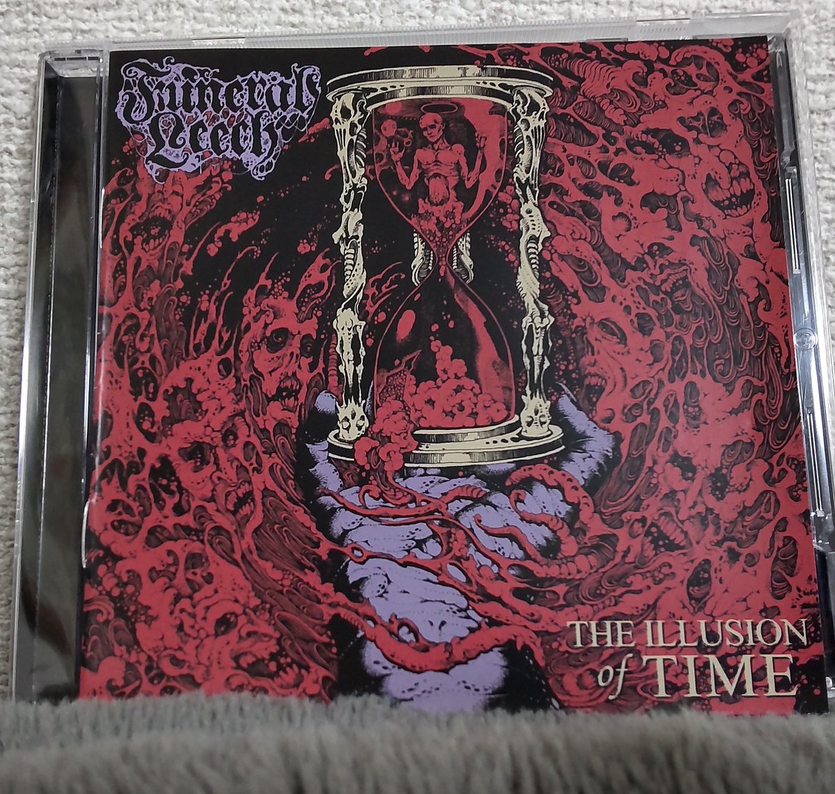 nerisuke's tweet photo. FUNERAL LEECH /「THE ILLUSION OF TIME」

長めのトラックでフューネラルに突っ込みそうになるけど、モウンフルな感じはほぼ無く、むしろエピカルにリフを重ねていく。

無限に体を揺らす肉体性も確かにあって、リピートしてしまう。

#funeralleech
#carbonizedrecords
#deathmetal
#doomdeath https://t.co/Nj407JLZtE