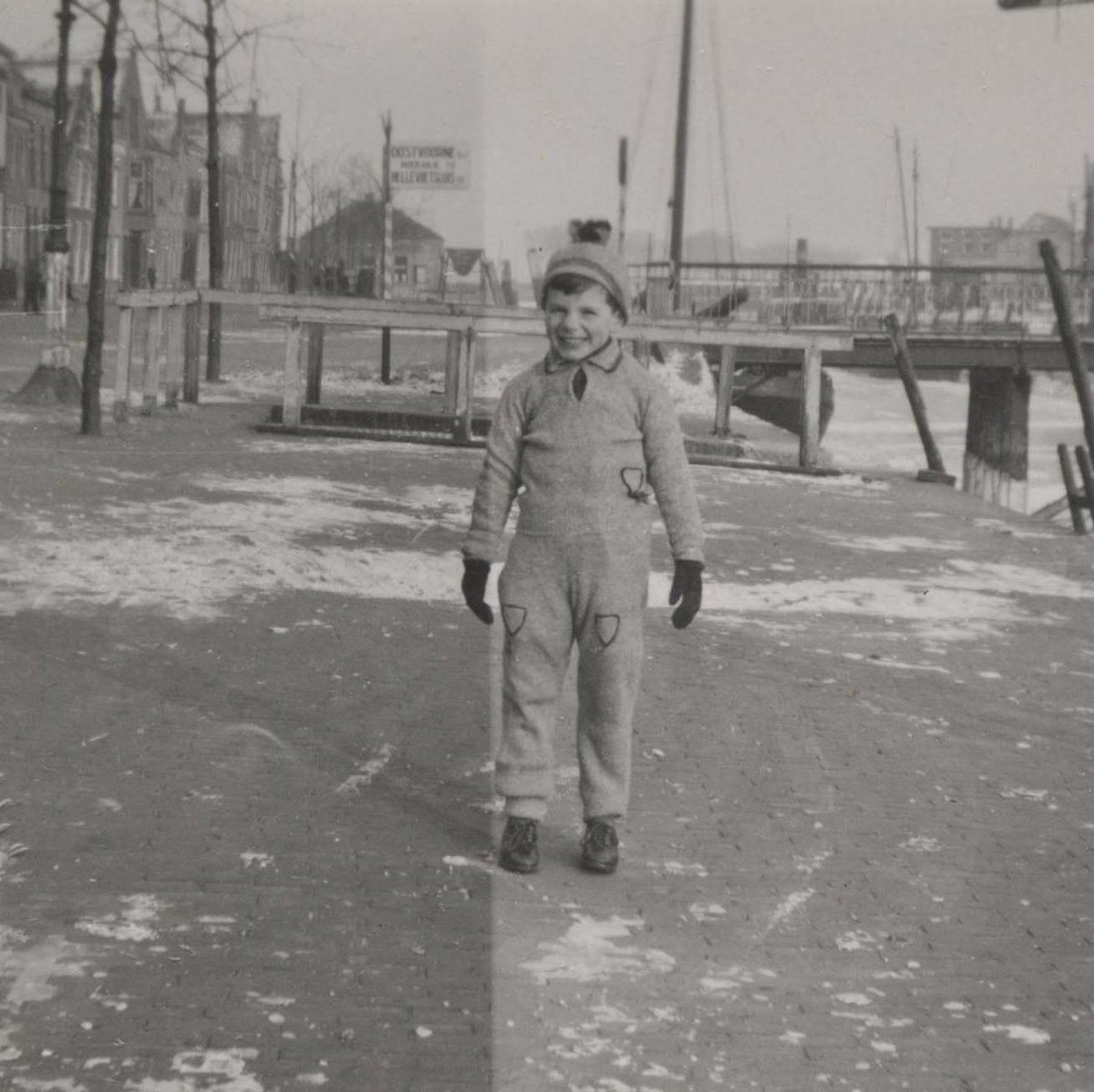 Op deze winterse foto zien we een vijfjarige Tellegen, waarschijnlijk genomen in zijn geboorteplaats Brielle in 1946. ❄️

🎁✨ Op 17 december stond hij centraal in onze Aanwinsten Adventskalender: literatuurmuseum.nl/adventskalende…

📸 : Toon Tellegen, 1946. Foto: Collectie Literatuurmuseum