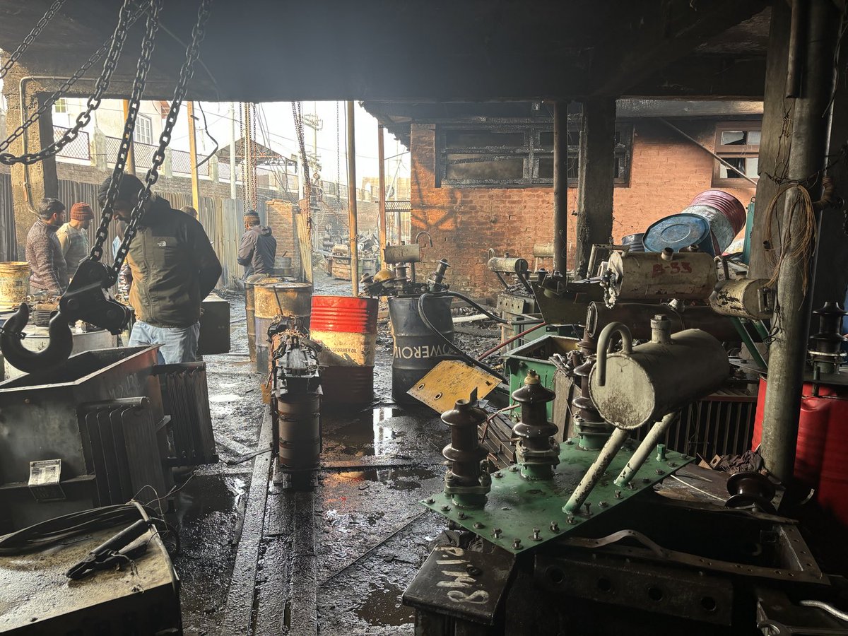 JavedDa62606434's tweet photo. Deep devastation to around 50 DTRs due to fire episode,, ramping up from Pampore from replacements to affected areas ⁦@kpdclofficial⁩ ⁦@dcpulwama⁩ ⁦@SeKpdclpulwama⁩ ⁦@EDPulwama⁩ https://t.co/mupTzrEPuN