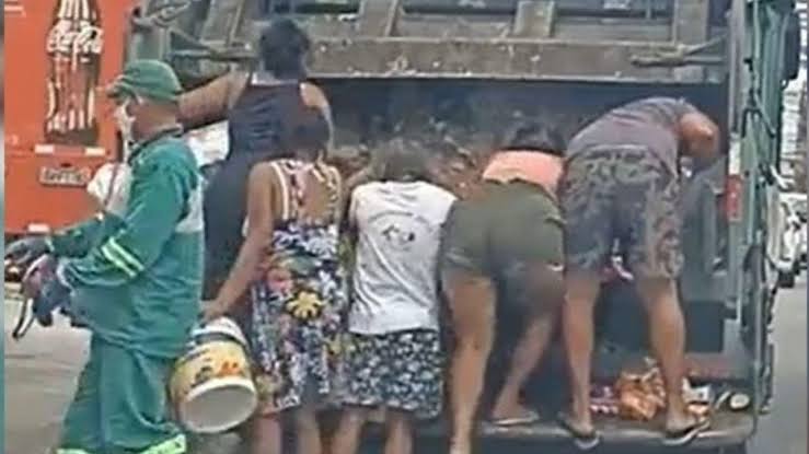 PedroRonchi2's tweet photo. Os especuladores não fizeram chantagem com o dólar quando os pobres catavam comida no caminhão de lixo no governo Bolsonaro. https://t.co/DXuMtlGI1u