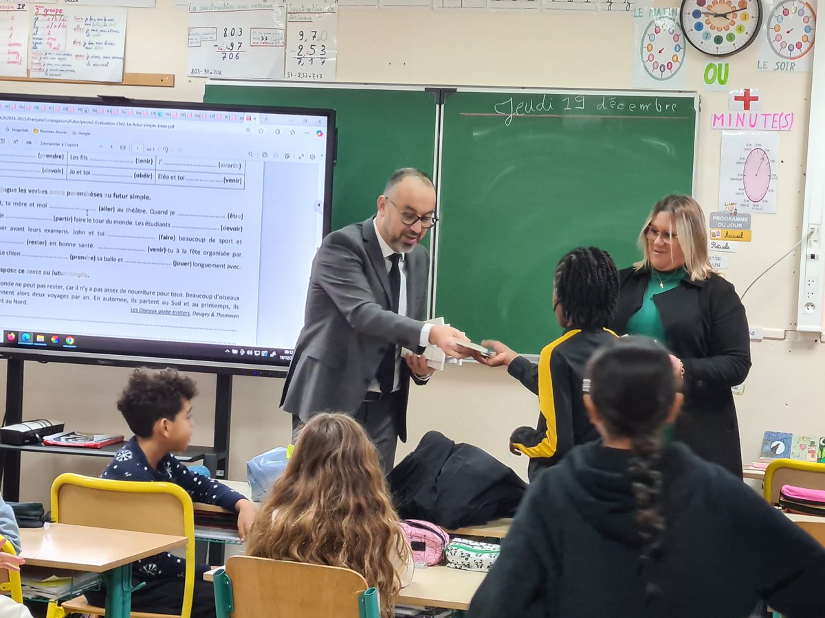 🎄 Avant le passage du père Noël, remise d'un cadeau à chaque enfant des écoles élémentaires de <a href="/goussainville95/">Ville Goussainville</a>

📖 La municipalité est heureuse d'offrir à chacune et chacun un livre afin de donner le goût de la lecture