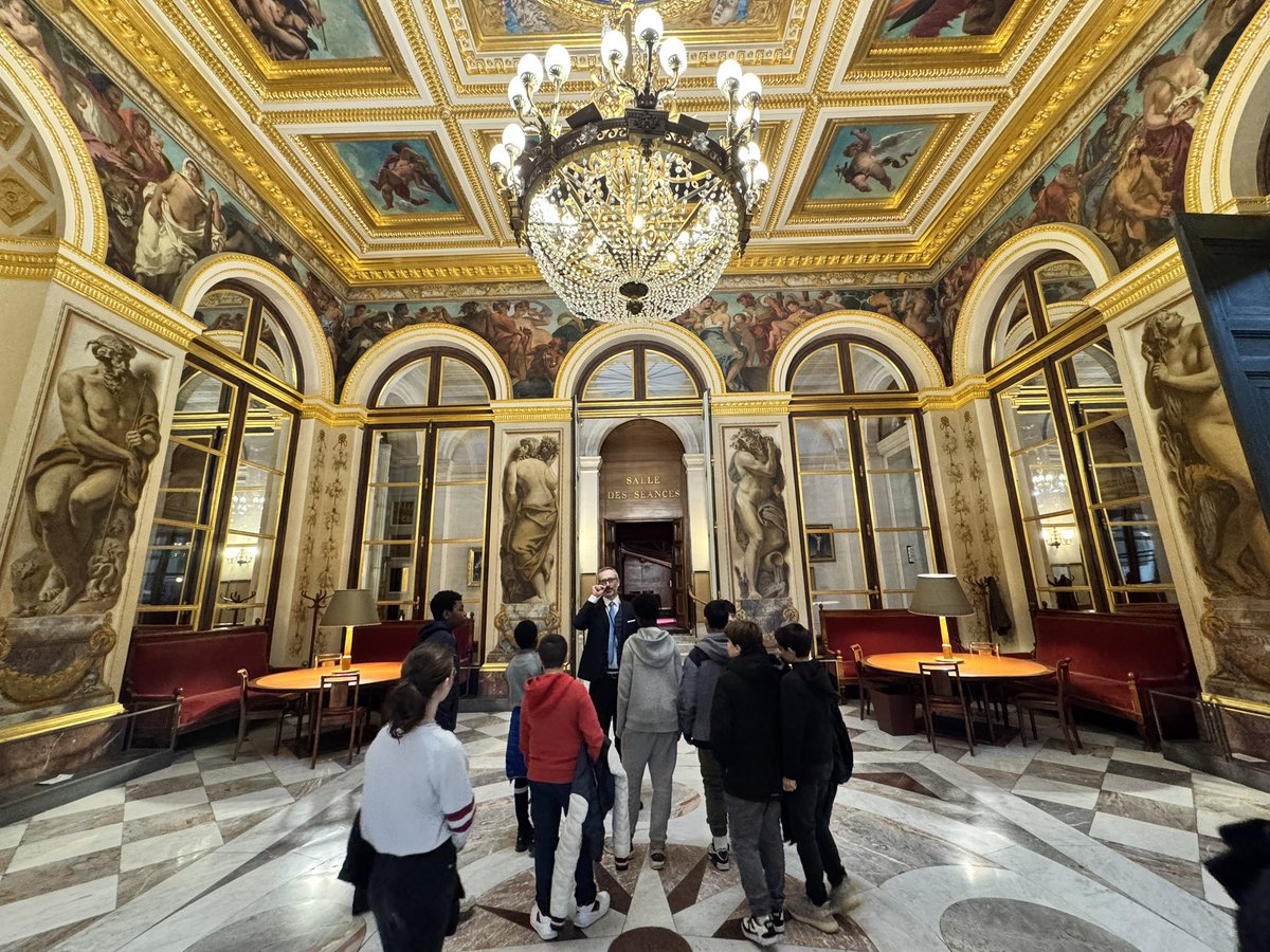 Merci à notre député <a href="/PouriaAmirshahi/">Pouria Amirshahi</a> pour avoir accueilli les élèves de 5eC à l’Assemblée nationale ! Une belle opportunité pour les collégien•ne•s de découvrir le rôle des parlementaires. Belle leçon d’éducation civique grandeur nature ! #ÉducationCivique #AssembleeNationale