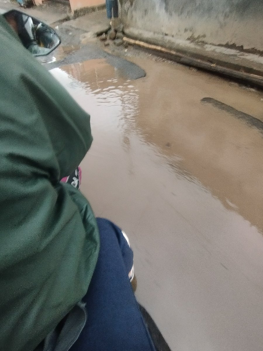 MutAgustini77's tweet photo. Jalanan rusak arah kerumah  dibenerin terakhir pas bapak jokowi lewat doang loh 😌  dan sekarang negara minta pajak naik.?? Tolong sesekali orang pajak audit ke lapangan udah bener apa belom fungsi uangnya.???? #TolakPPN12Persen https://t.co/s5FbOupdQ7