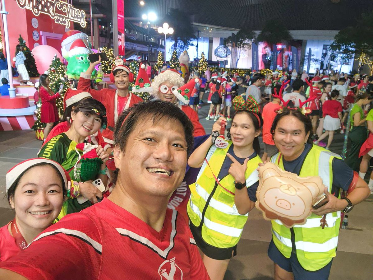 NinjaTooK's tweet photo. 🏃♂️🏃♀️🏃 ลุงตุ๊ก และ ผองเพื่อน ที่กิจกรรม Supersports Running Connect Santa Fun Run 2024 by REV RUNNR 🧡🎅🎁☃️🎄 🫶 ดีใจที่ได้เจอกันครับ 🥰 ep.2
#SupersportsrRunningConnect
#Supersports
#MoveYouMoveSports
#SantaFunRun2024
#CentralPattana
#REVRUNNR
#SupersportsThailand https://t.co/HAAY6eUDzO