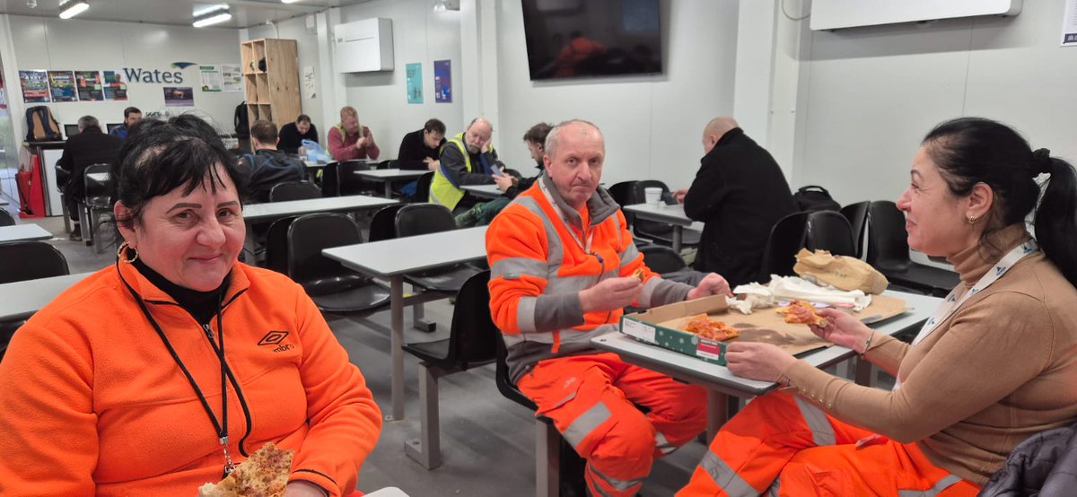 AlandaleUk's tweet photo. 🎄🍕 Christmas Cheer on Site! 🍕🎄

Christmas is a time for celebration and being together. Sharing good food and festive vibes always makes the season brighter. 🎉

#TeamAlandale #ChristmasCelebration #HardWork #FestiveSpirit #ClientAppreciation https://t.co/6EskCOVSfx