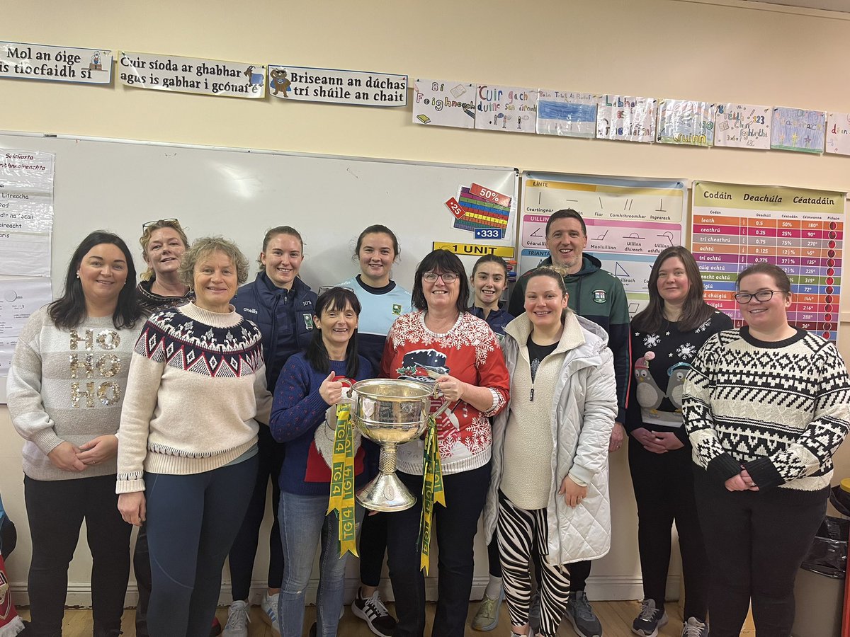 smnaofa's tweet image. Ana mhórálach as ár n-iardhalta Jess a tháinig chugainn le corn Brendan Martin agus Síofra agus Mary Ellen lena cois 👏🤩 💚💛
