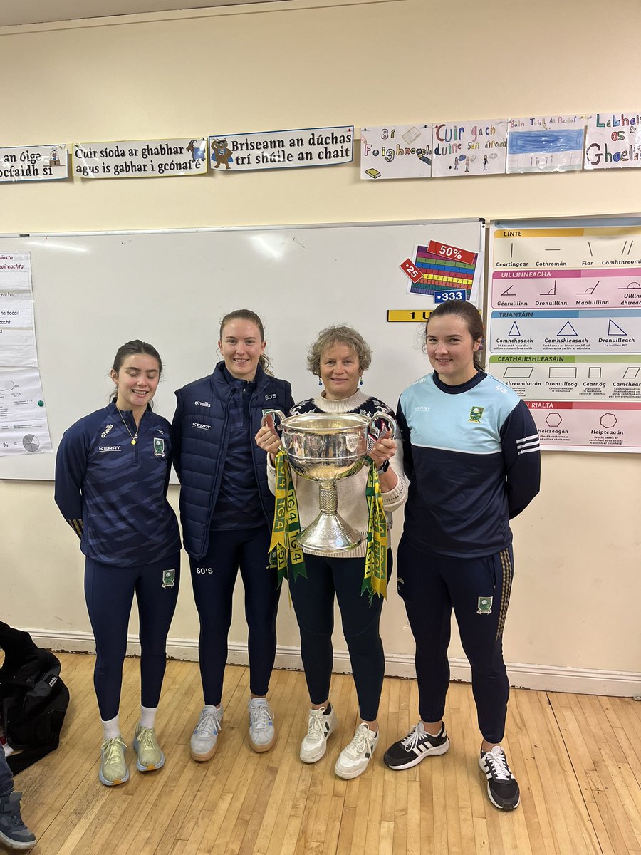 smnaofa's tweet image. Ana mhórálach as ár n-iardhalta Jess a tháinig chugainn le corn Brendan Martin agus Síofra agus Mary Ellen lena cois 👏🤩 💚💛
