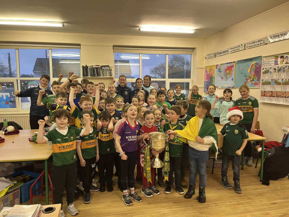 smnaofa's tweet image. Ana mhórálach as ár n-iardhalta Jess a tháinig chugainn le corn Brendan Martin agus Síofra agus Mary Ellen lena cois 👏🤩 💚💛