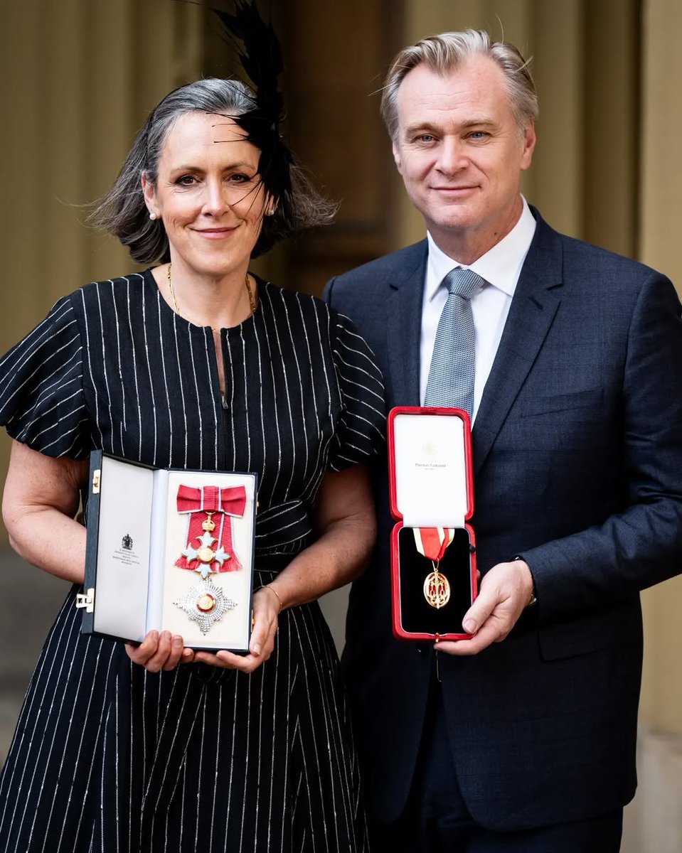HabisNontonFilm's tweet photo. Resmi menjadi Sir Christopher Nolan dan Dame Emma Thomas 🔥

Pasangan director-producer kecintaan sinefil dunia ini dianugerahi Gelar Kebangsawanan oleh Raja Inggris. Mereka dinilai berkontribusi luar biasa pada dunia perfilman. https://t.co/WjljyEV4nS