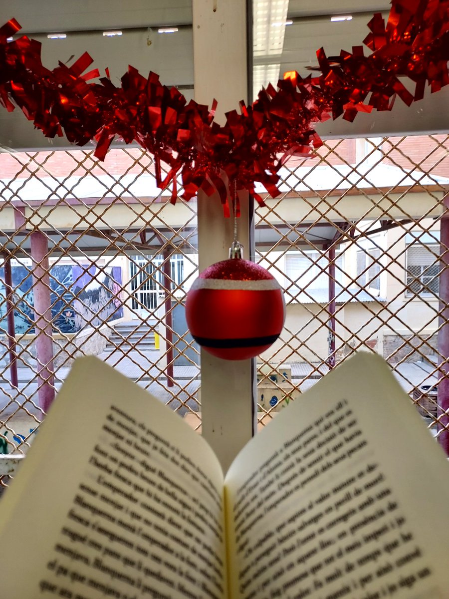 biblioassumpcio's tweet photo. L'equip de la biblioteca de l'Assumpció us desitja unes molt bones festes de Nadal.
I ja sabeu,  res millor que un bon llibre per a passar aquestos dies tan especials!!! https://t.co/aO8GXP9Iiv