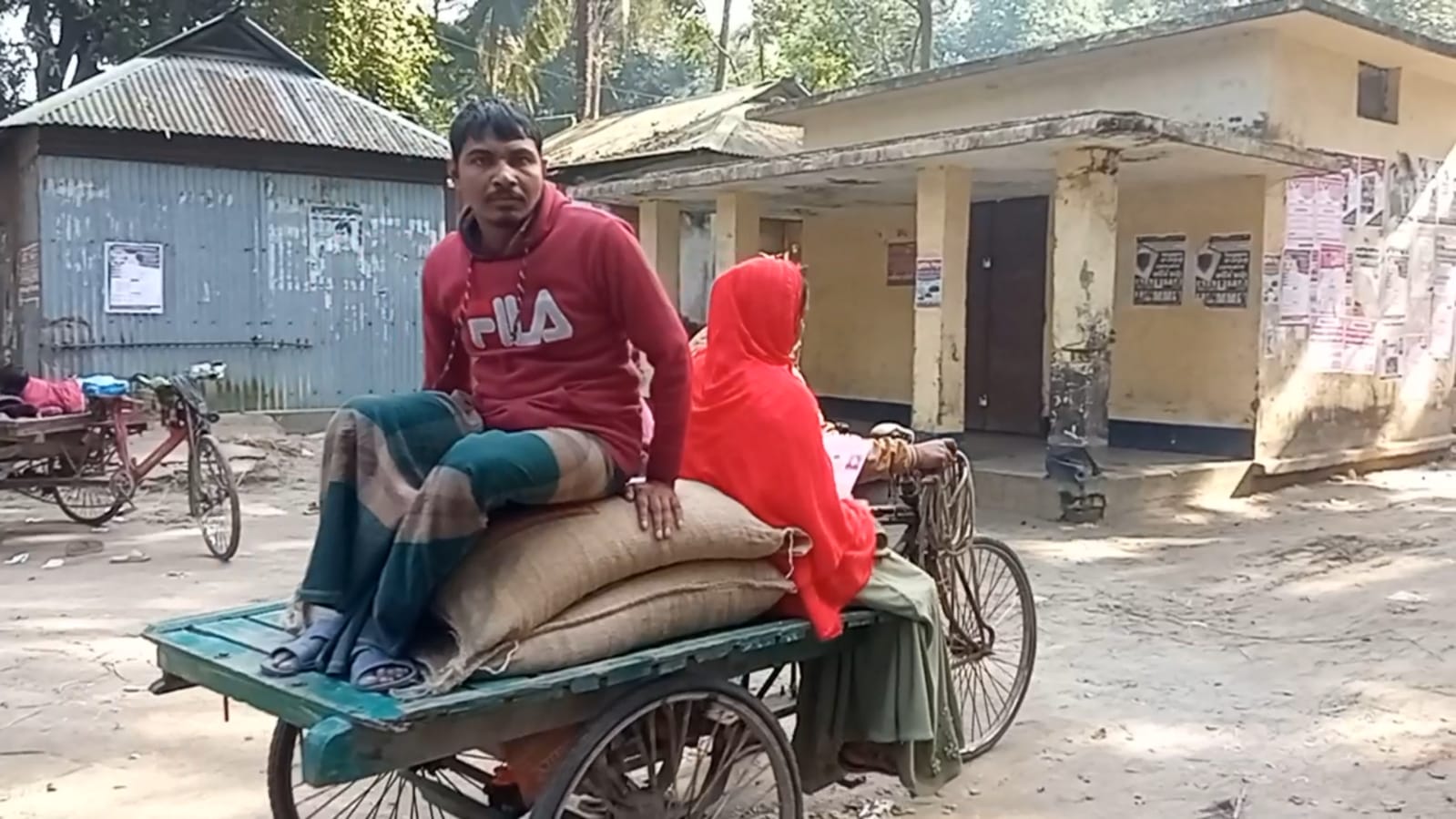 সরিষাবাড়ীতে ডোয়াইল পরিষদে সুষ্ঠভাবে ভিজিডি চাউল বিতরণ