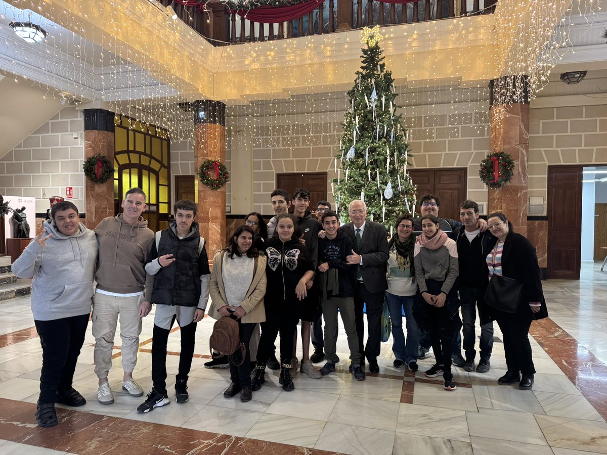 Trini (@triniunzue) on Twitter photo Hoy, el Presidente <a href="/imbrodamelilla/">Juan José Imbroda</a> ha tenido el placer de encontrarse con la visita, a nuestro decorado navideño, en el Palacio de la Asamblea, de los estudiantes del Programa formativo de panadería y pastelería, del <a href="/CIFPMelillaRVE/">CIFP Reina Victoria Eugenia</a>
FELIZ NAVIDAD!🎄🎁 Hoy, el Presidente <a href="/imbrodamelilla/">Juan José Imbroda</a> ha tenido el placer de encontrarse con la visita, a nuestro decorado navideño, en el Palacio de la Asamblea, de los estudiantes del Programa formativo de panadería y pastelería, del <a href="/CIFPMelillaRVE/">CIFP Reina Victoria Eugenia</a>
FELIZ NAVIDAD!🎄🎁