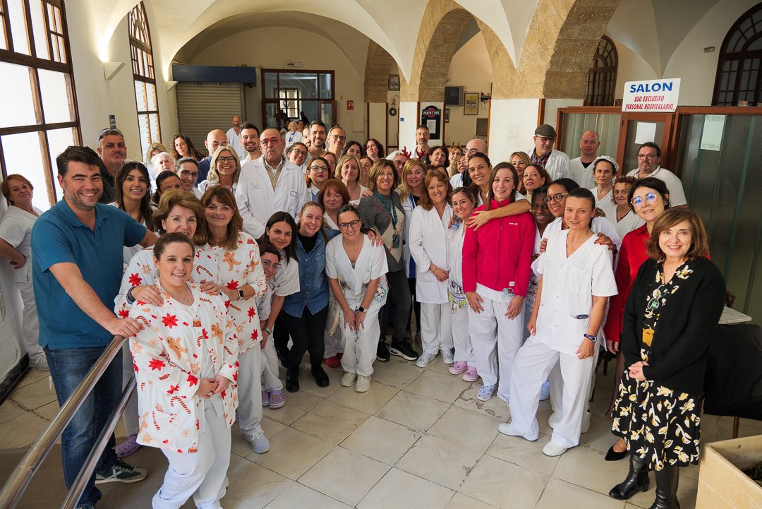 SonEspases's tweet photo. 🌸 La gran família de l’Hospital General vos desitja a tots unes bones festes, amb la rialla posada, com sempre que els veim 🫶🏻 https://t.co/hM18UZKs2Z