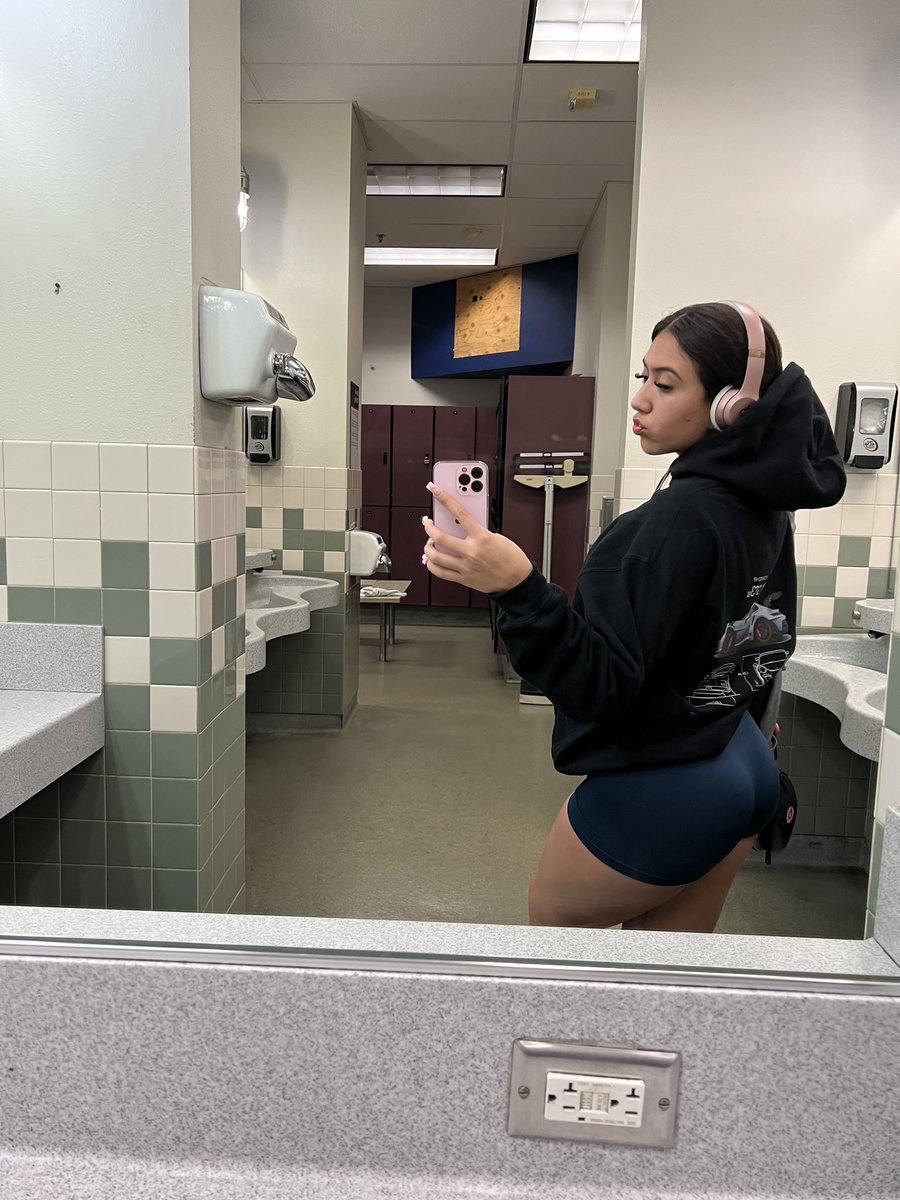 destoosmiiley's tweet photo. i can never figure out what to wear to the gym😣 https://t.co/FPxexkY8JY