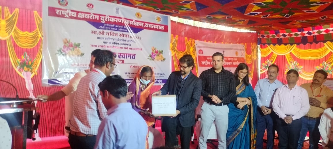 #TBMuktBharatat #TBHaregaDeshJeetega #EndTB
यवतमाळ जिल्ह्याचे पालक सचिव तथा आरोग्य विभागाचे प्रधान सचिव असलेले श्री. नवीन सोना यांनी दिनांक १८/१२/२४ रोजी १०० डेज कार्यक्रमानिमित्त नि:क्षय शिबिरास यवतमाळ जवळ असलेल्याला प्राथमिक आरोग्य केंद्राला भेट दिली.