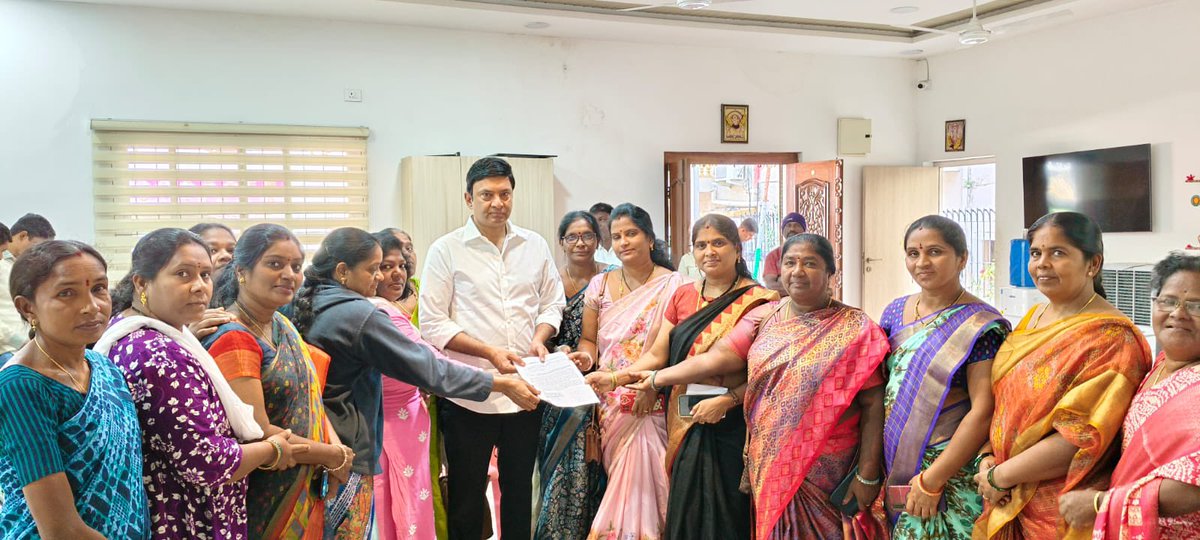 MarriRajasekar's tweet photo. తెలంగాణ #MEPMA #ResourcePersons యూనియన్ (CITU) అల్వాల్ సర్కిల్ సభ్యులను కలుసుకొని, #RP ల సమస్యలపై చర్చించాను.
వారి సమస్యలను శాసనసభలో ప్రస్తావించి, సాధ్యమైన పరిష్కారం తీసుకురావడానికి కృషి చేస్తానని హామీ ఇచ్చాను.
#ManaMalkajgiri #WomenEmpowerment https://t.co/p3dVm3KqRr