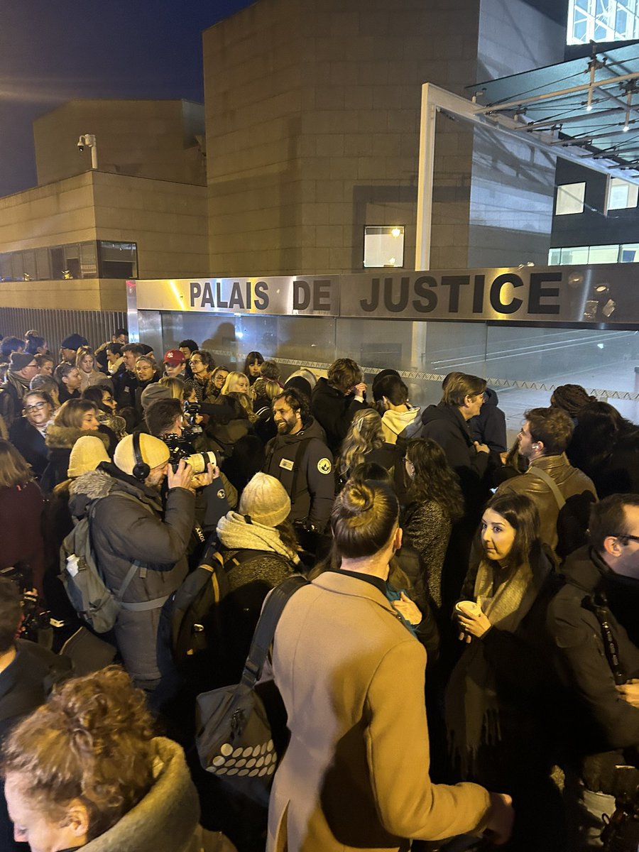 Juliette Campion (@juliettecampion) on Twitter photo Bonjour à tous ! Jeudi 19 décembre, jour de verdict au procès des viols de #Mazan Après quinze semaines d'audience, les 51 accusés vont être fixés sur leur sort. La cour criminelle du Vaucluse devrait rendre sa décision autour de 9h30. LT à suivre pour <a href="/franceinfo/">franceinfo</a> Bonjour à tous ! Jeudi 19 décembre, jour de verdict au procès des viols de #Mazan Après quinze semaines d'audience, les 51 accusés vont être fixés sur leur sort. La cour criminelle du Vaucluse devrait rendre sa décision autour de 9h30. LT à suivre pour <a href="/franceinfo/">franceinfo</a>