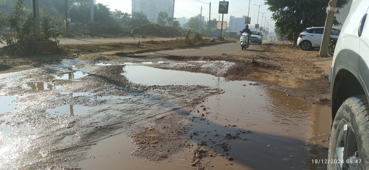 RKYadav8361's tweet photo. @Mahesh_kakanuru @AmeenpurM @Collector_SRD @PanduThummala @cdmatelangana Neglected drainage leakage by authorities causing commuters to suffer. #saiambica  #shanthi Sri colony road. 
Still are we eligible for #Swachhsurvekshan2024 ? @cdmatelangana @DamodarCilarapu @Collector_SRD https://t.co/wimGAy8VQI