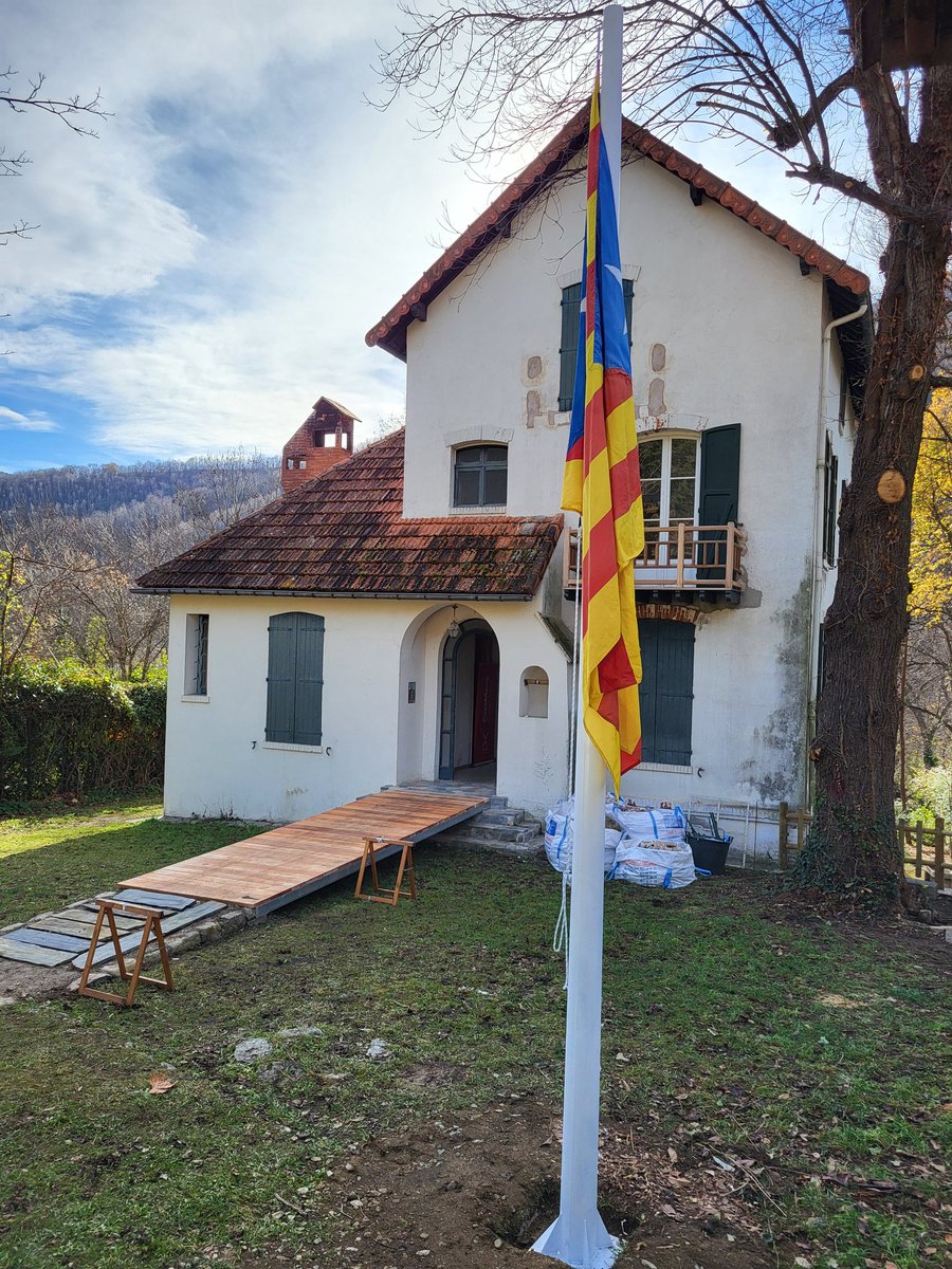 Volem fer un agraïment a la persona que ens ha obsequiat i col·locat l'asta per l' ||*||