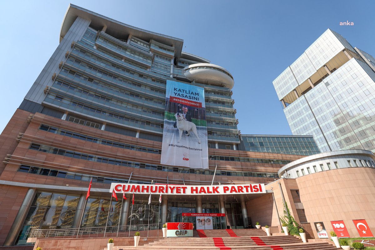 CHP, belediyelerine hükümetin hayvan hakları yönetmeliği ilişkin uyarı metni gönderdi. 
"Belediyelerle vatandaşlar karşı karşıya getirilmek isteniyor"
HABER🔽
ankahaber.net/haber/detay/ch…